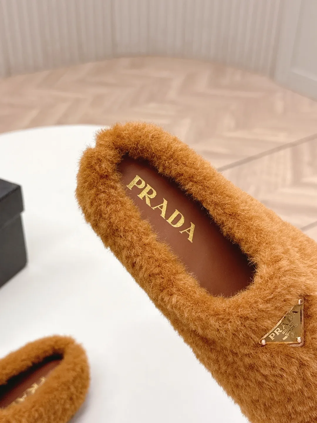 👟👟Ex-factory price 520👟👟 Prada prada25 autumn and winter furry slippers series, half-slip wool slippers, classic triangle buckle, comfortable, cute, cute, fashionable, elegant and versatile, the wool is comfortable and soft, awakening the warmth of autumn and winter. Let you walk comfortably from morning to night. Pair it with socks to easily cope with the changing seasons. Wool, sheep pattern lining, original outsole! 35-40 yards